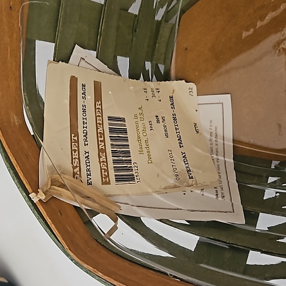 Longaberger Basket with Lid - Picture 2 of 8